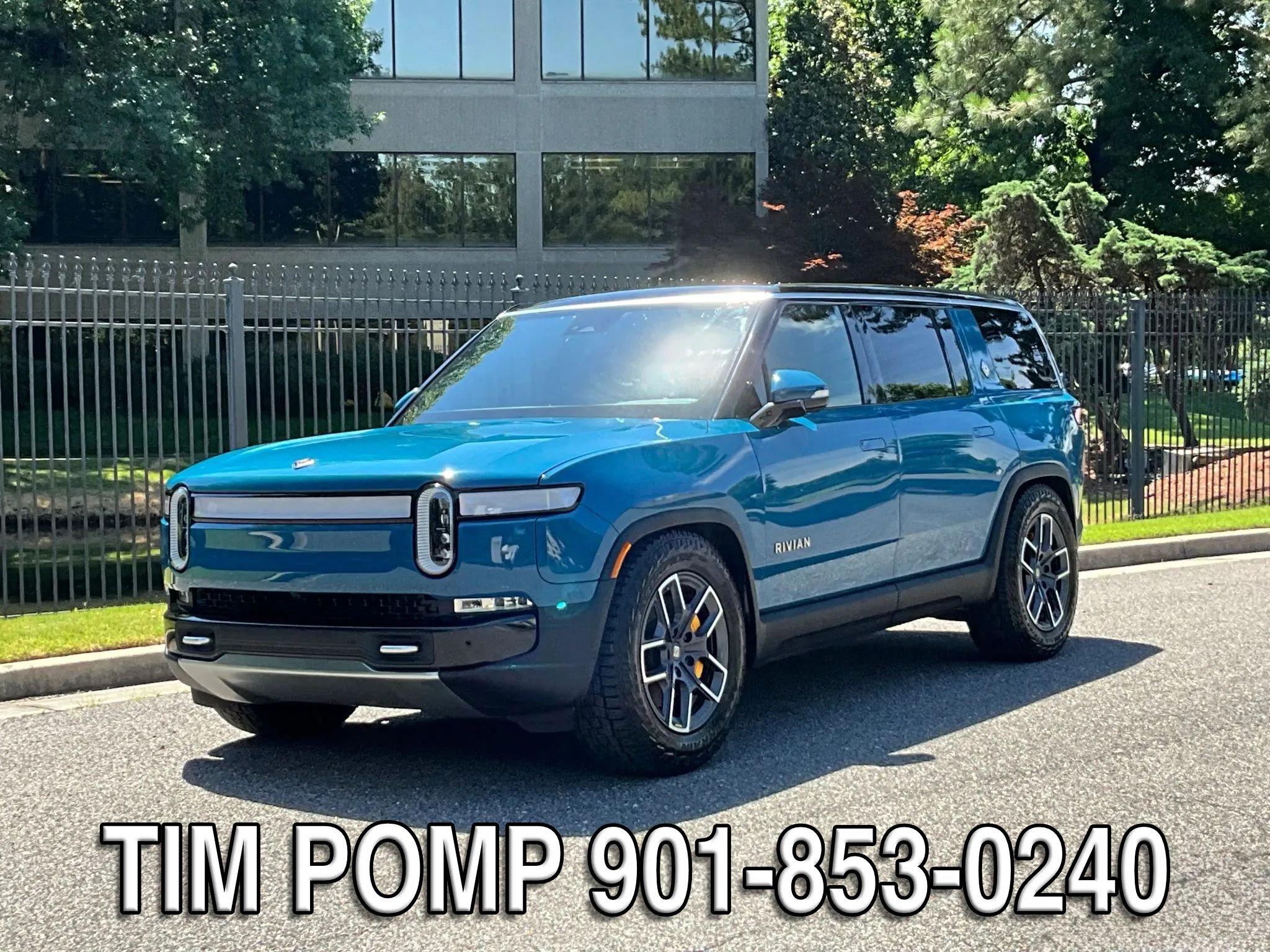 Used 2023 Rivian R1S Adventure AWD/4WD image 2