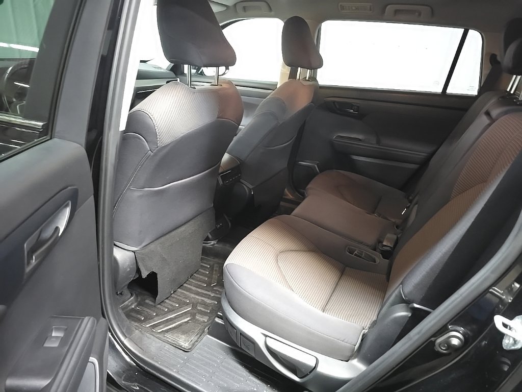 Used 2023 Toyota Highlander LE AWD/4WD image 30