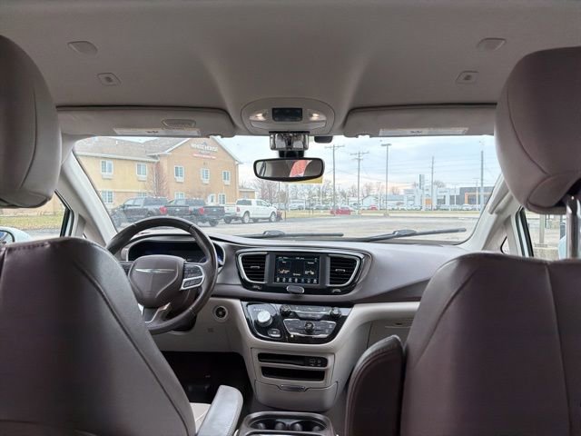 Used 2018 Chrysler Pacifica Touring-L image 16