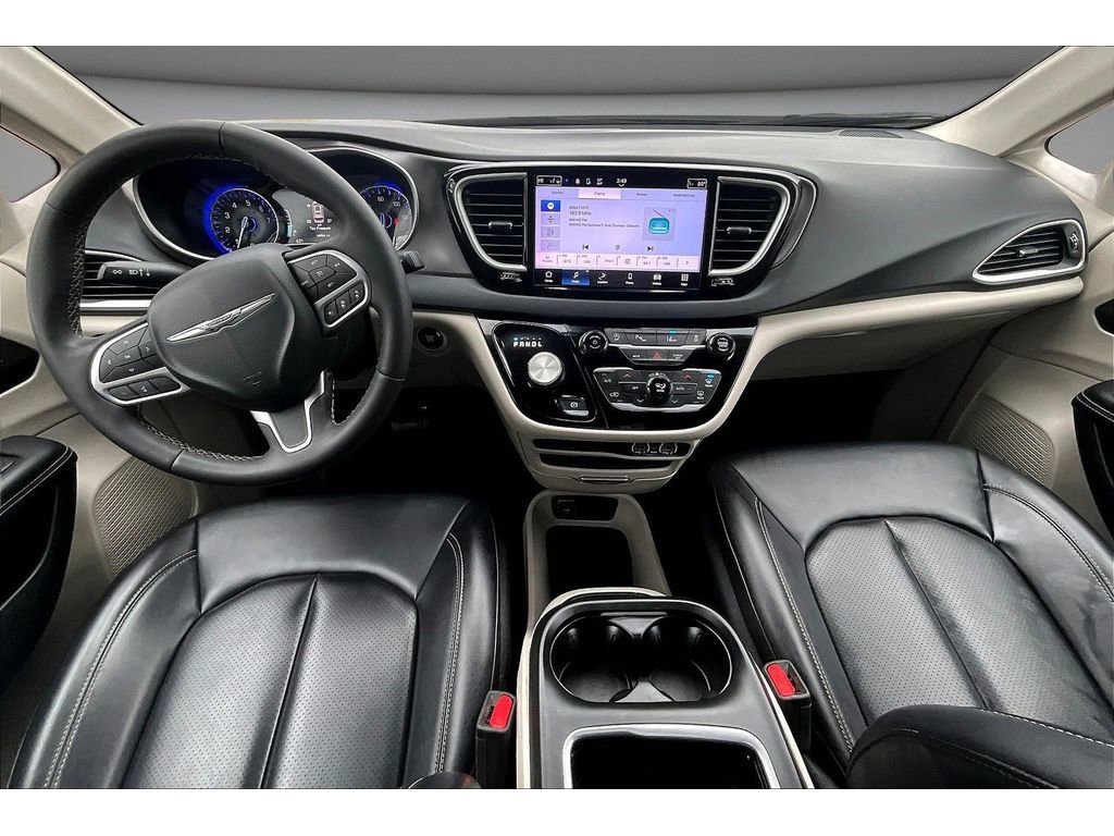 Used 2024 Chrysler Pacifica Touring-L image 17