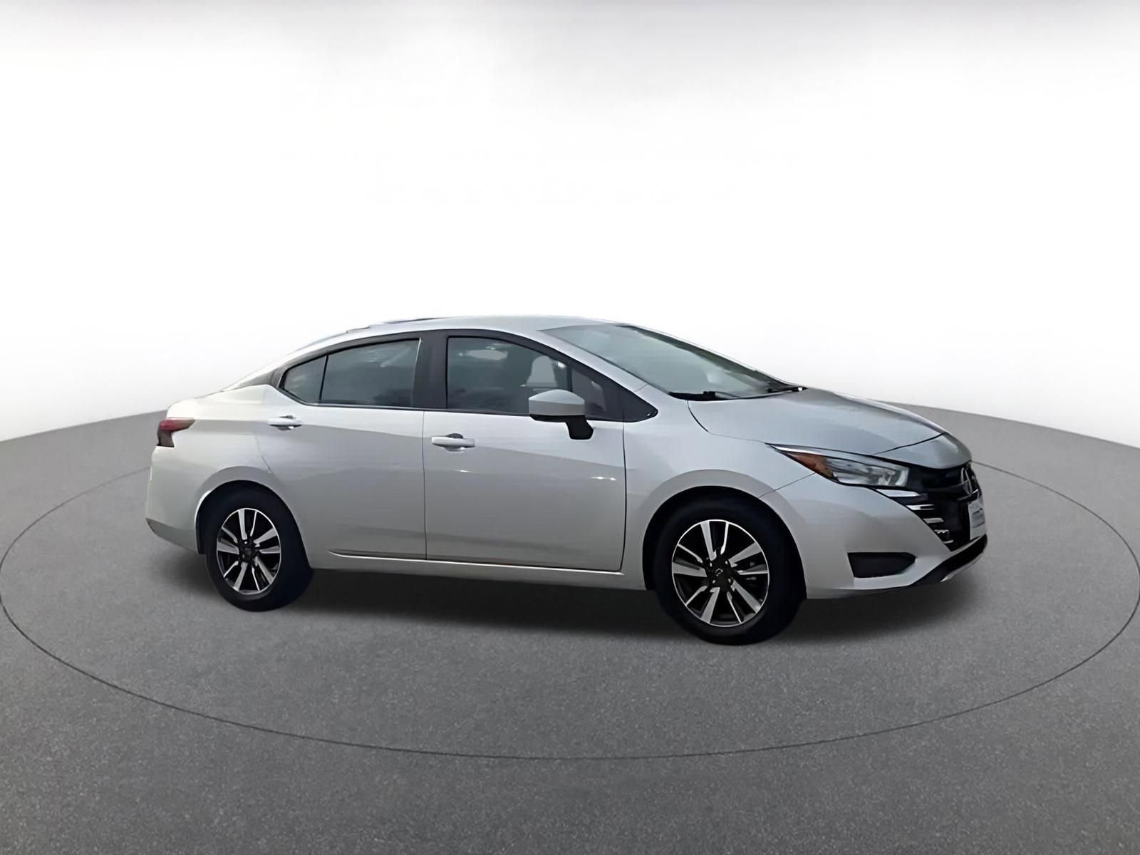 Used 2025 Nissan Versa SV image 2