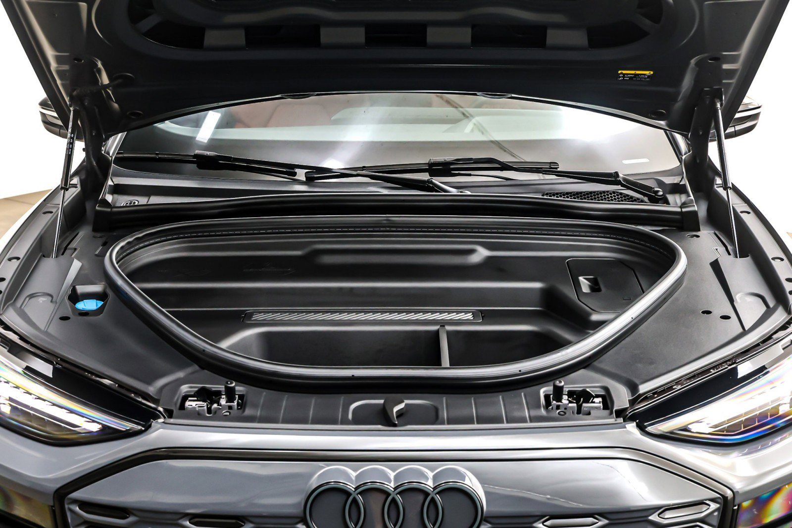 Used 2025 Audi SQ6 e-tron Prestige w/ Red Edition One image 12