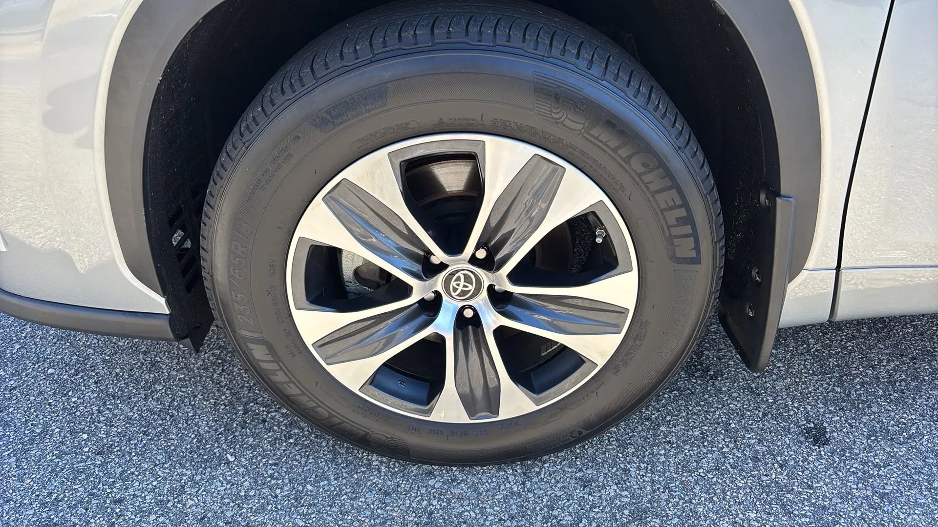 Used 2023 Toyota Highlander XLE image 27