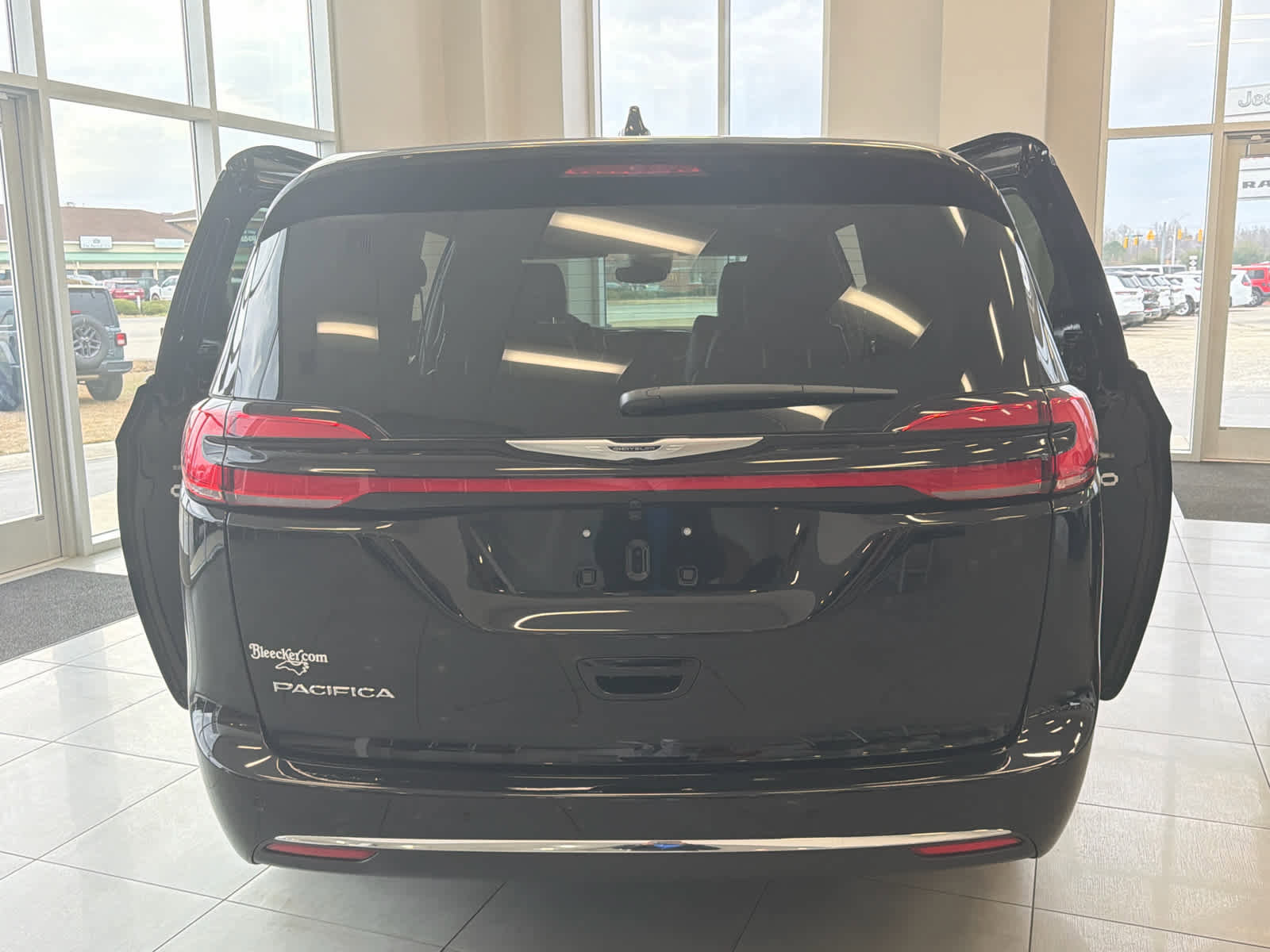 New 2026 Chrysler Pacifica Select image 4