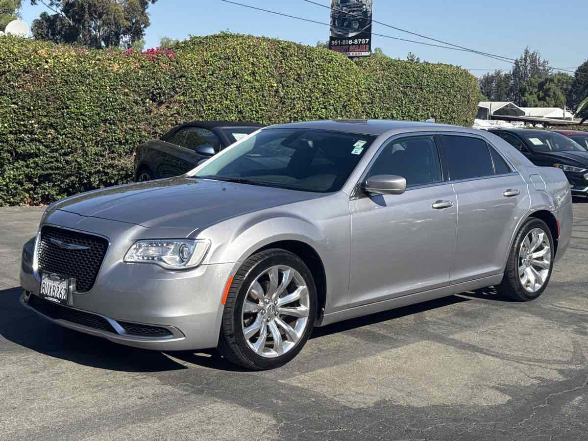 Used 2016 Chrysler 300 Limited image 3