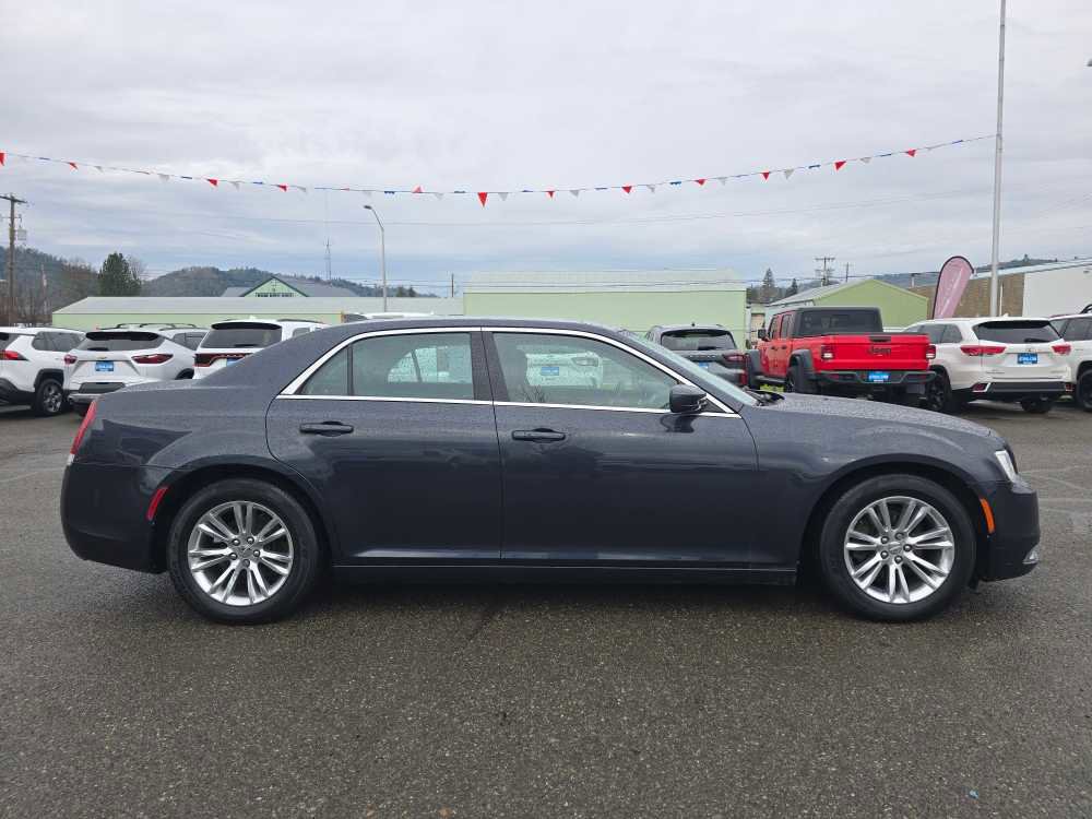 Used 2019 Chrysler 300 Touring w/ Driver Convenience Group image 6
