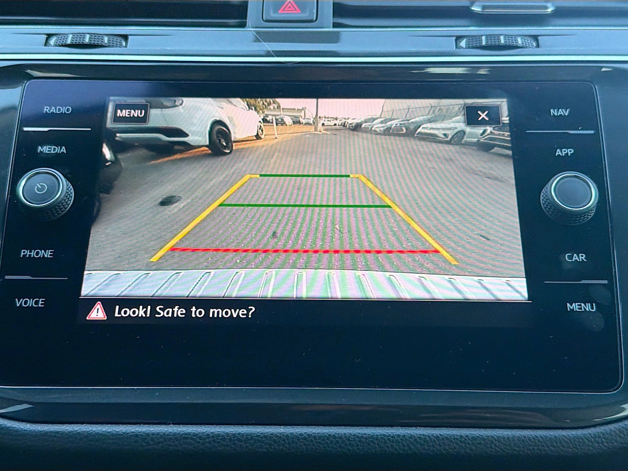 Used 2019 Volkswagen Tiguan SE image 33