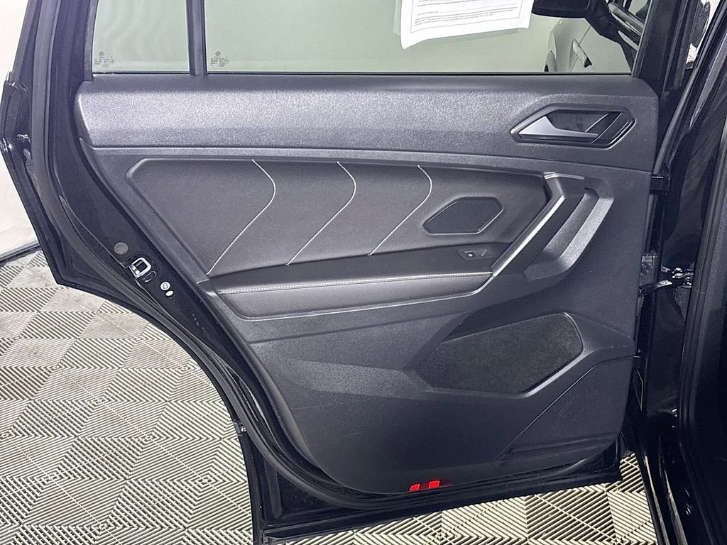 Used 2023 Volkswagen Tiguan SE R-Line image 19