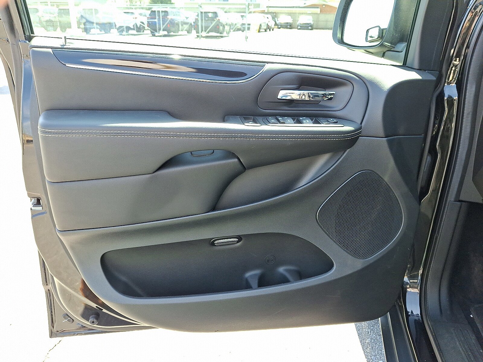 Used 2017 Dodge Grand Caravan SXT w/ Driver Convenience Group image 16
