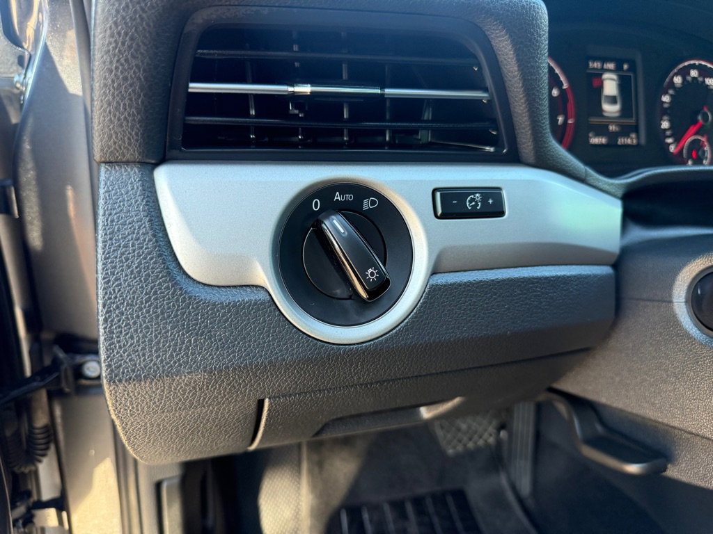 Used 2021 Volkswagen Passat 2.0T SE FWD image 18