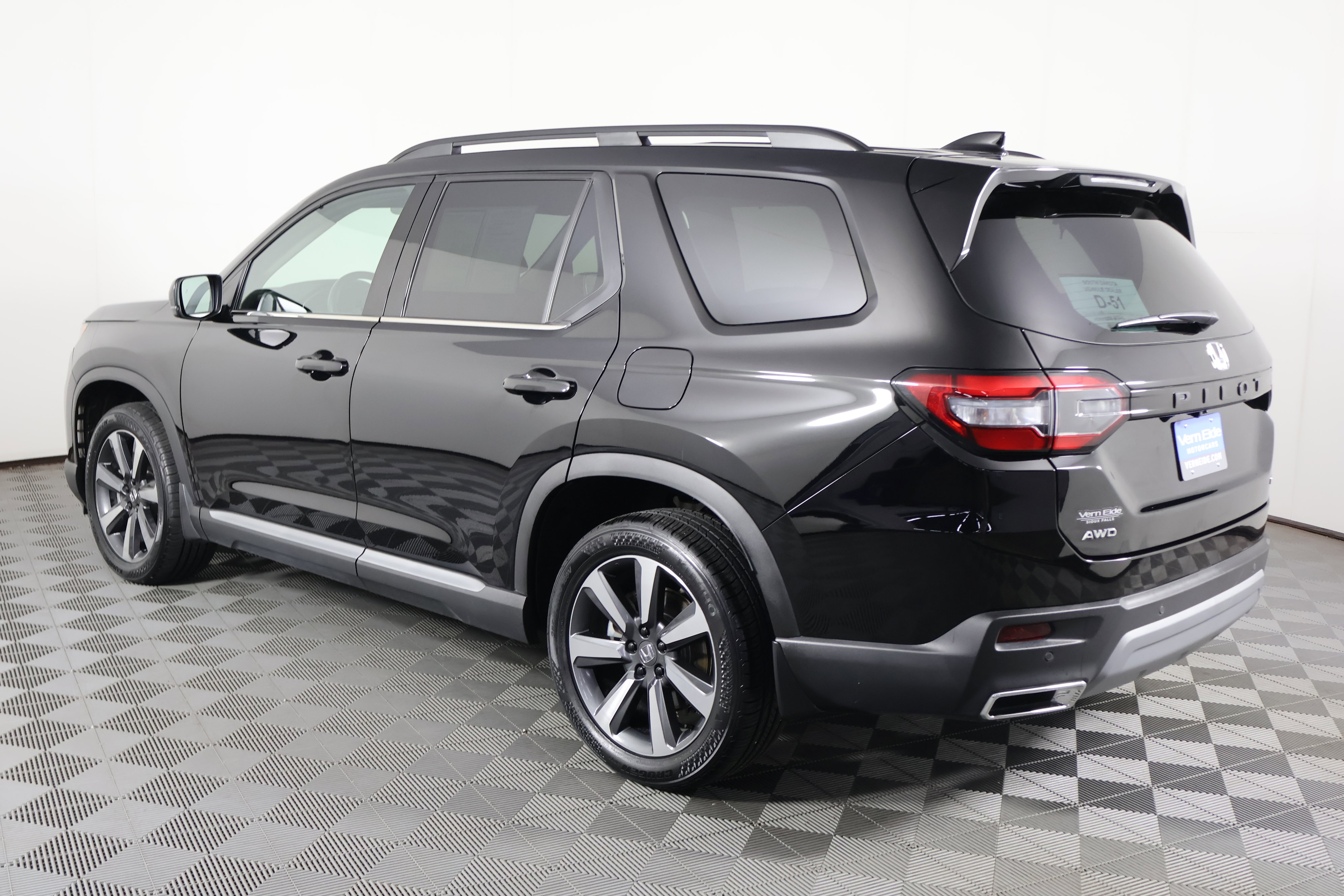 Certified 2025 Honda Pilot Touring image 8