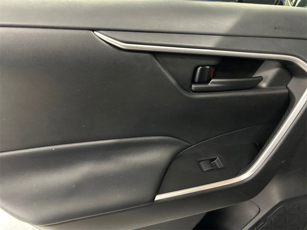 Used 2019 Toyota RAV4 LE image 18