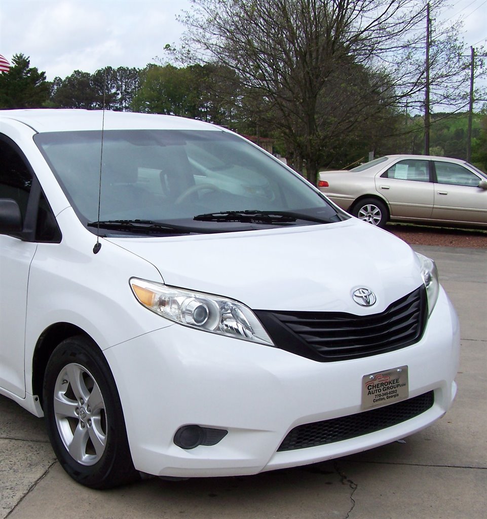 Used 2013 Toyota Sienna L FWD image 38
