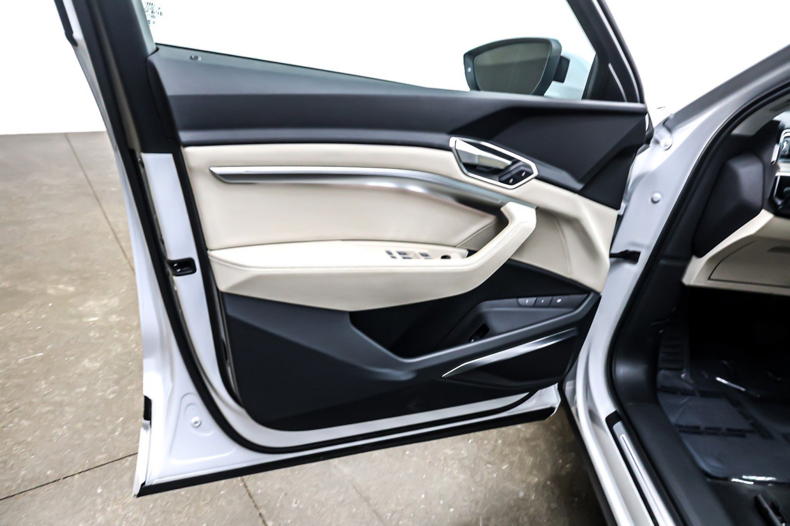 Used 2024 Audi Q8 e-tron Premium Plus w/ Premium Plus Package image 22