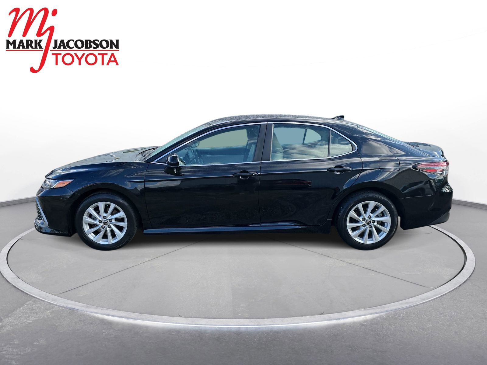 Used 2021 Toyota Camry LE image 12