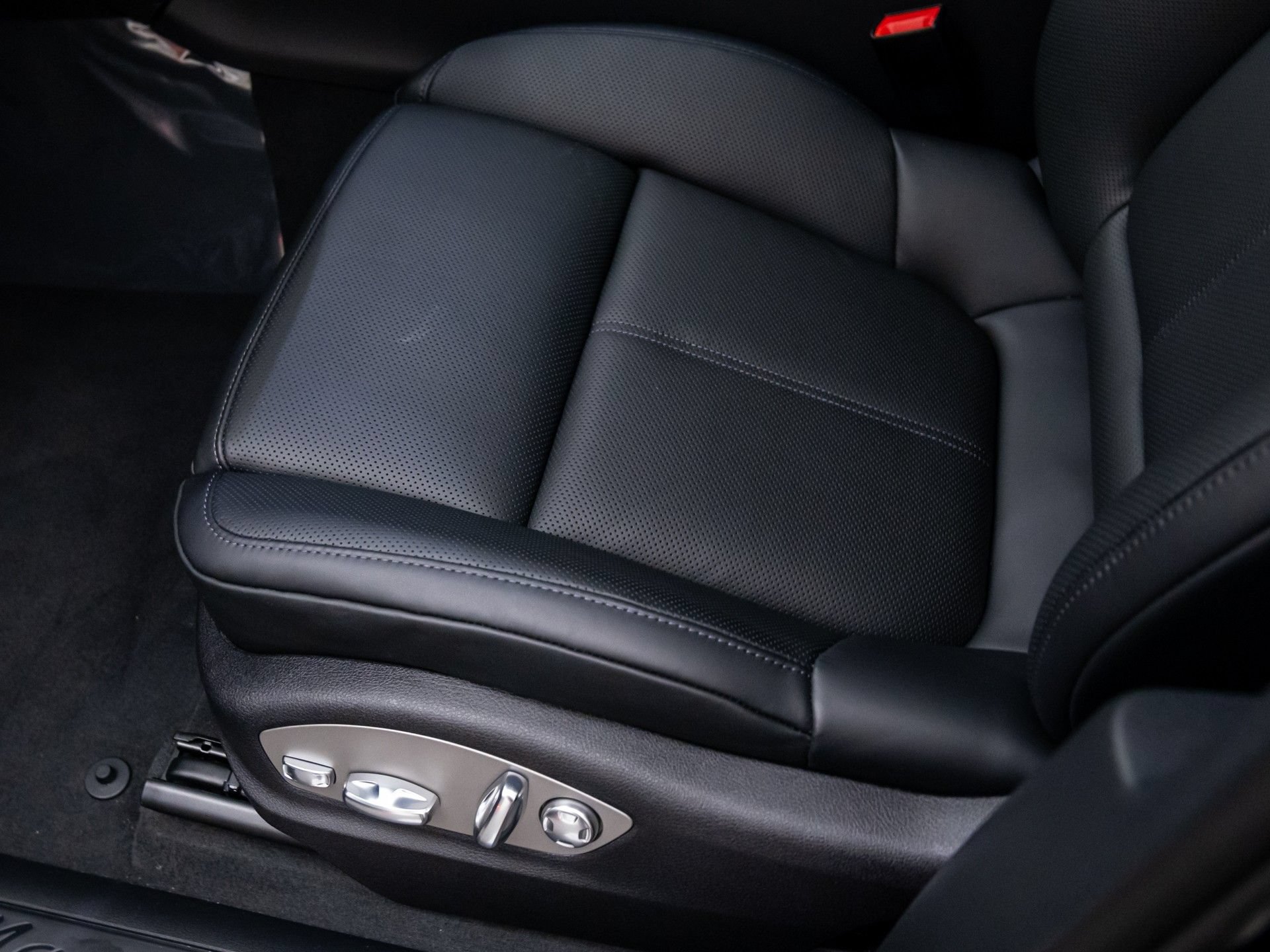 Certified 2026 Porsche Macan AWD/4WD image 15