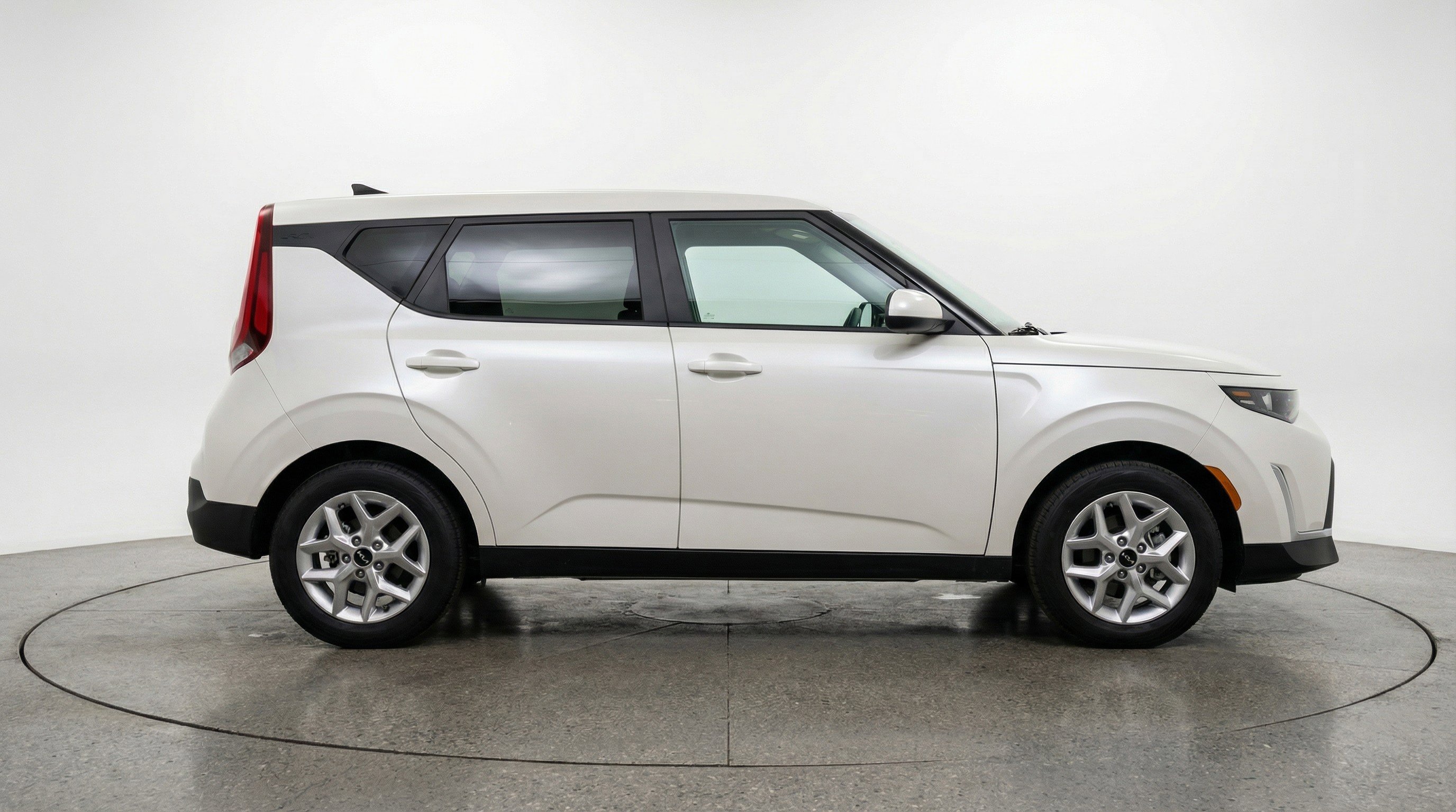 Used 2025 Kia Soul LX w/ LX Technology Package FWD image 11