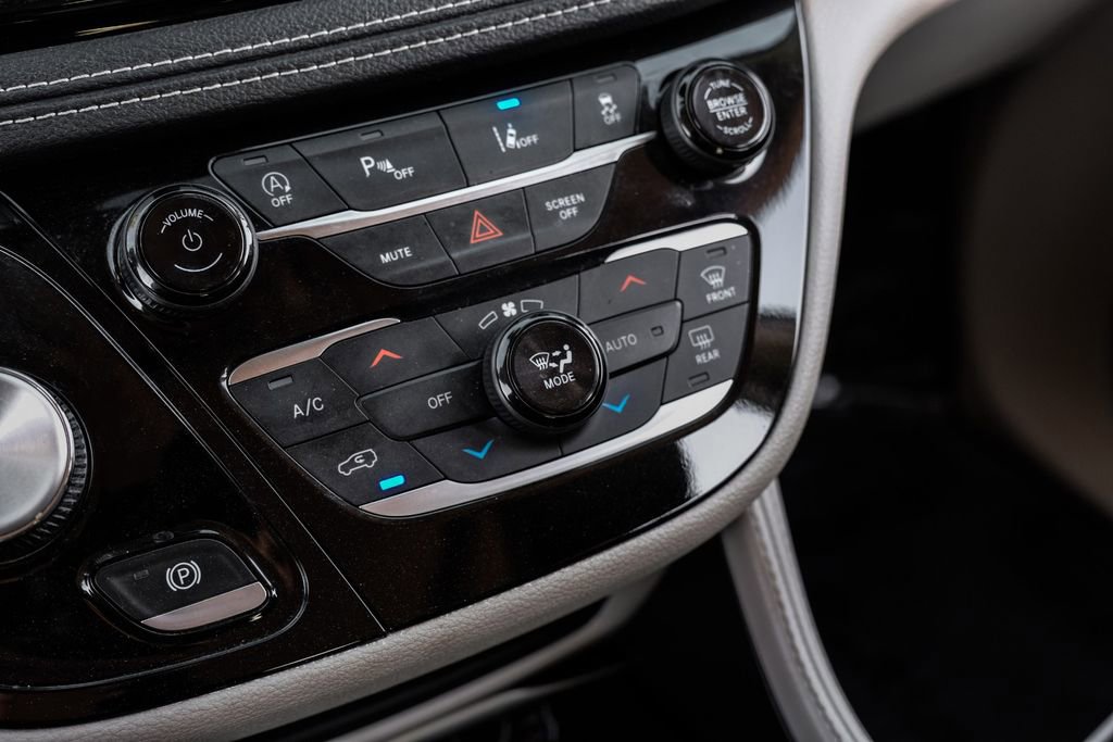 Used 2023 Chrysler Pacifica Limited image 23