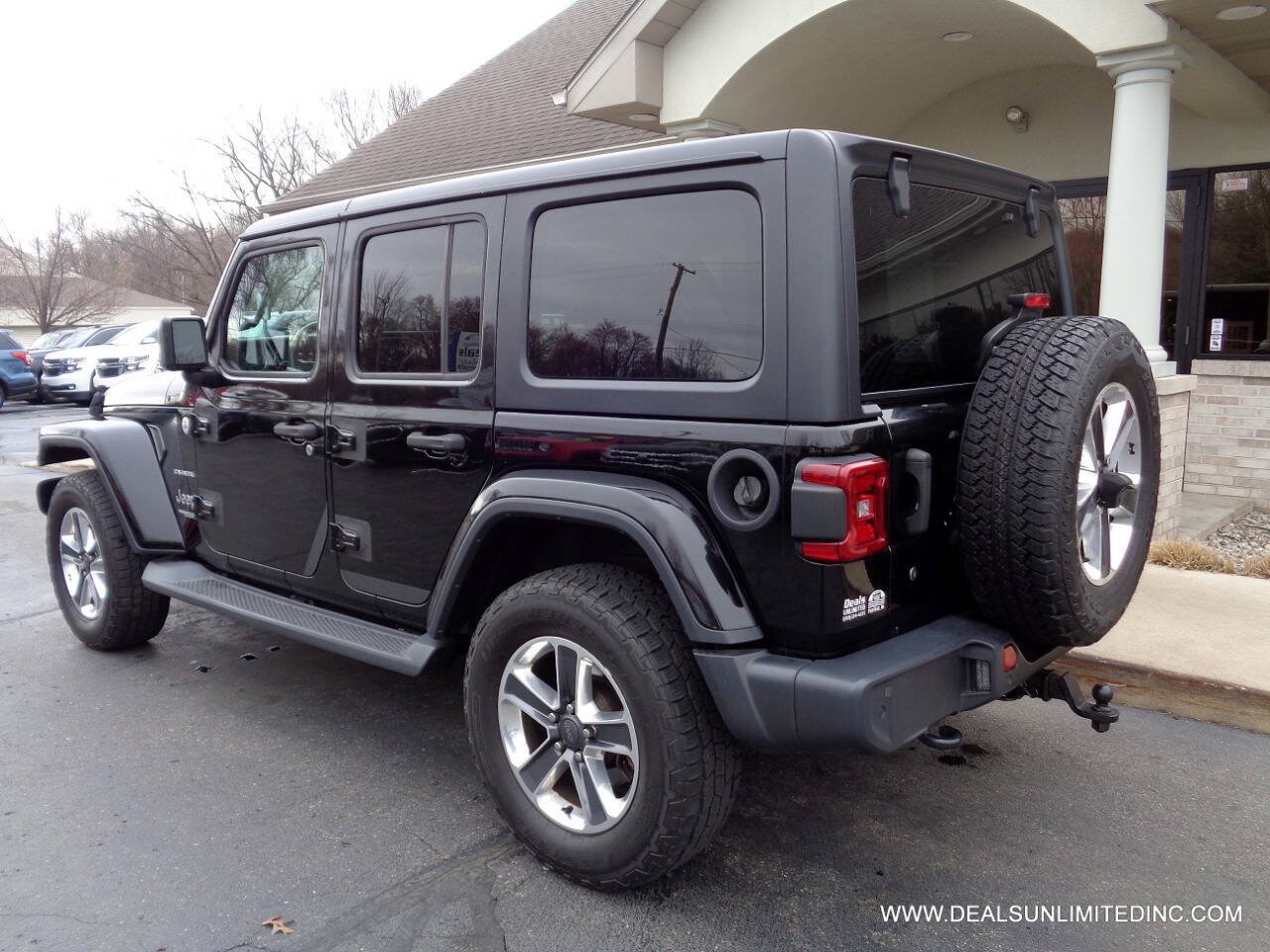 Used 2018 Jeep Wrangler Unlimited Sahara AWD/4WD image 4