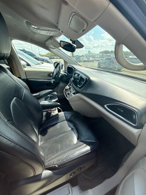 Used 2018 Chrysler Pacifica Touring-L Plus w/ Tire & Wheel Group FWD image 9