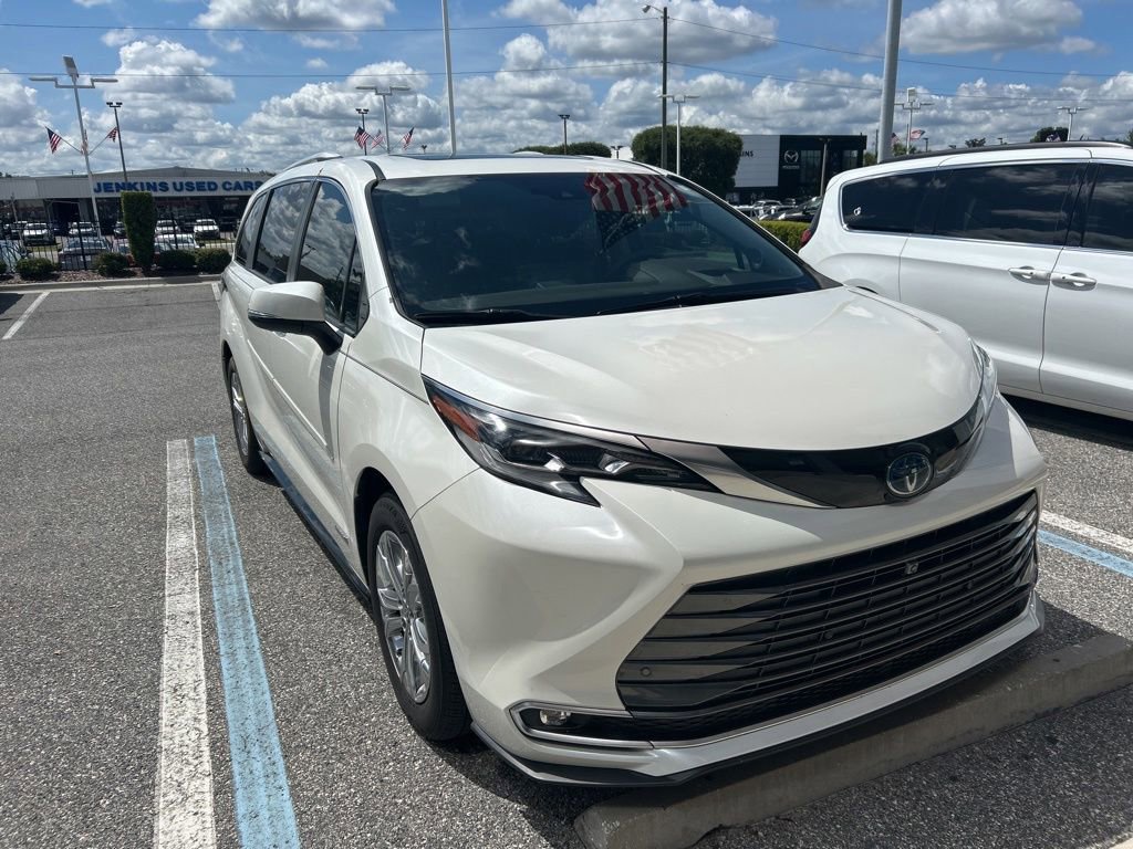 Used 2021 Toyota Sienna Platinum AWD/4WD image 2