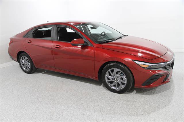 Used 2024 Hyundai Elantra SEL image 1