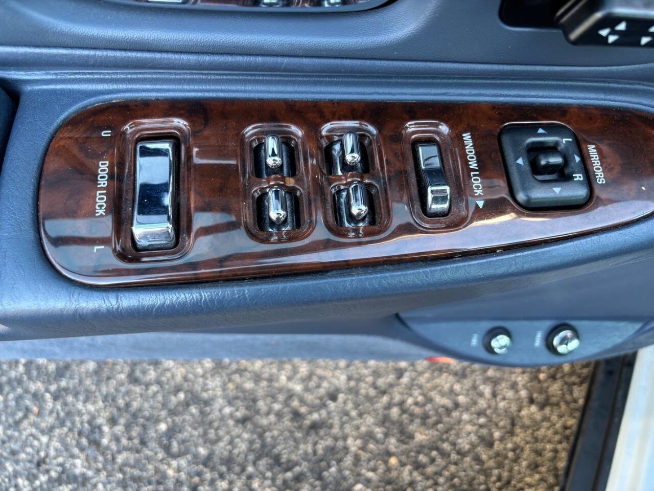 Used 2000 Lincoln Town Car Signature image 22