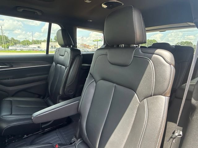 Used 2025 Jeep Grand Cherokee L Limited w/ Black Appearance Package AWD/4WD image 28