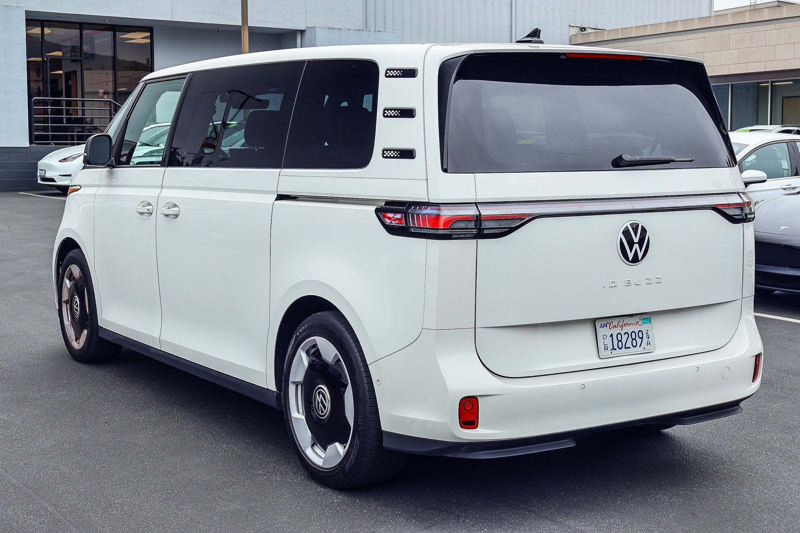 Used 2025 Volkswagen ID. Buzz Pro S RWD image 23