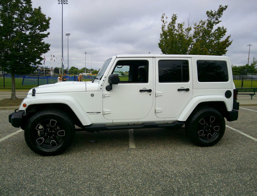 Used 2018 Jeep Wrangler Unlimited Sahara AWD/4WD image 36