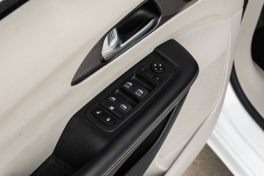 Used 2024 Chrysler Pacifica Touring-L FWD image 57