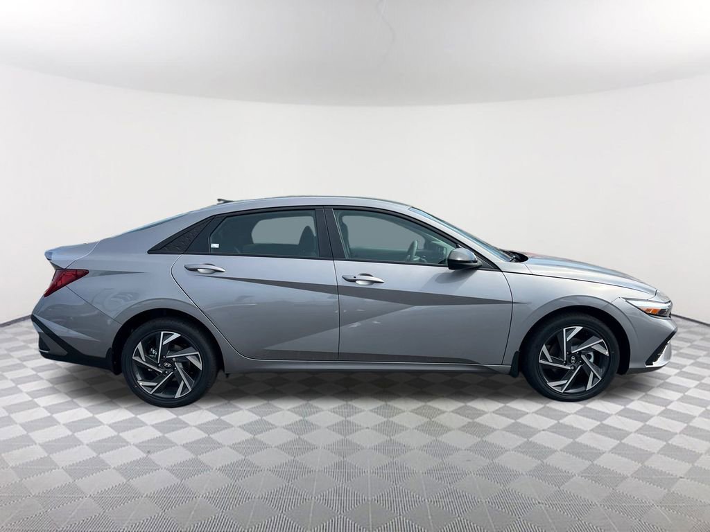 Certified 2025 Hyundai Elantra SEL FWD image 4