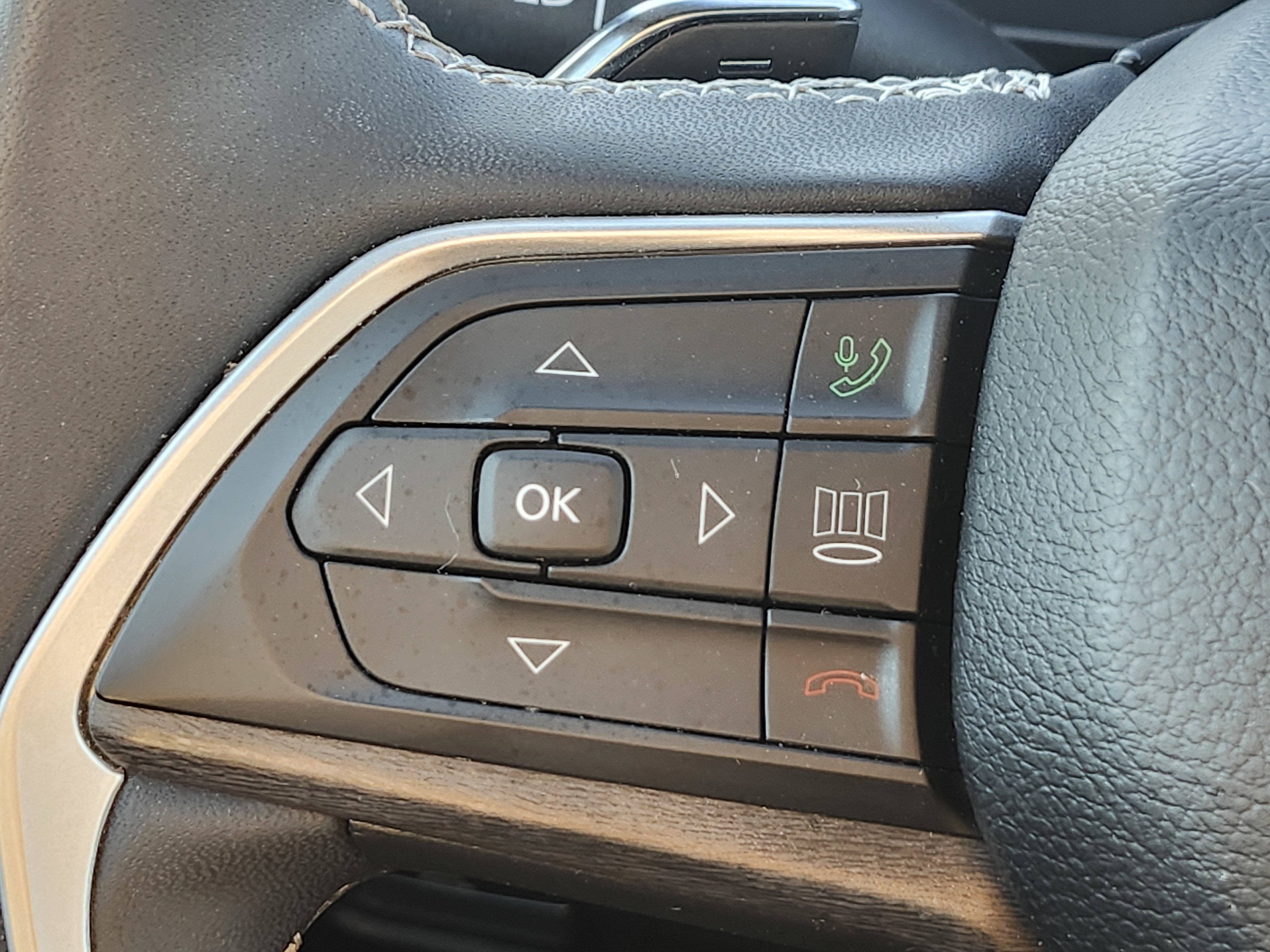 Used 2024 Jeep Grand Cherokee L Limited w/ Luxury Tech Group II image 35