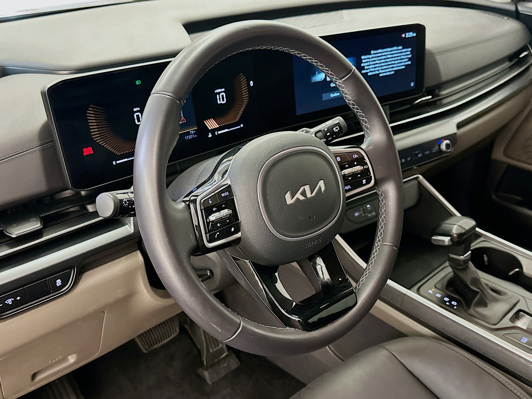 Used 2026 Kia Carnival FWD image 18