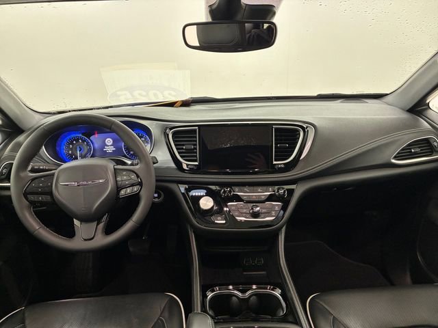 Used 2025 Chrysler Pacifica Limited image 20