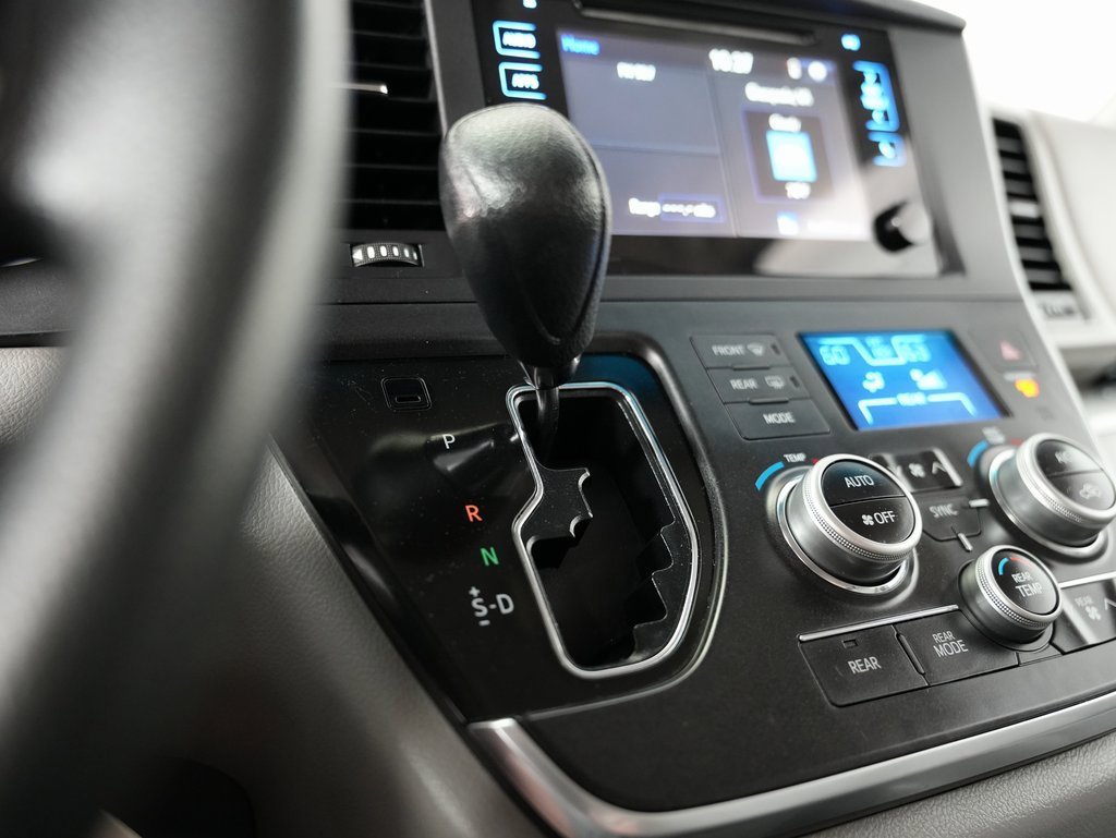 Used 2015 Toyota Sienna LE image 23