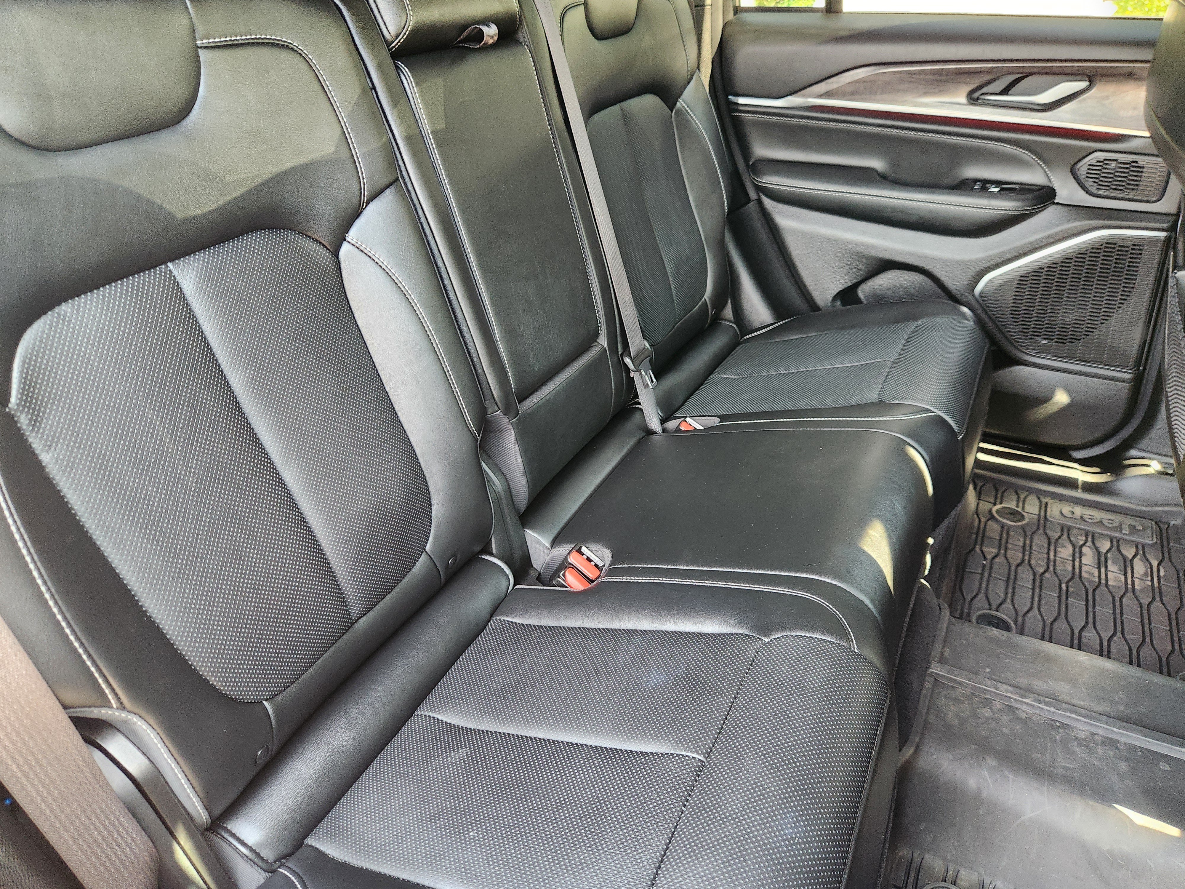 Used 2023 Jeep Grand Cherokee Overland AWD/4WD image 17