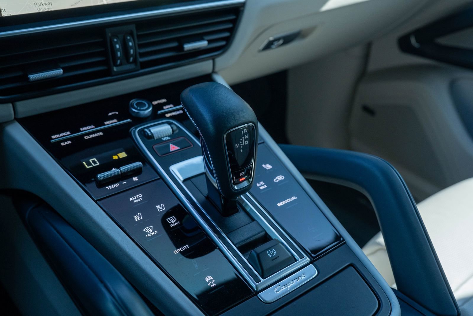 Certified 2023 Porsche Cayenne Platinum Edition image 30