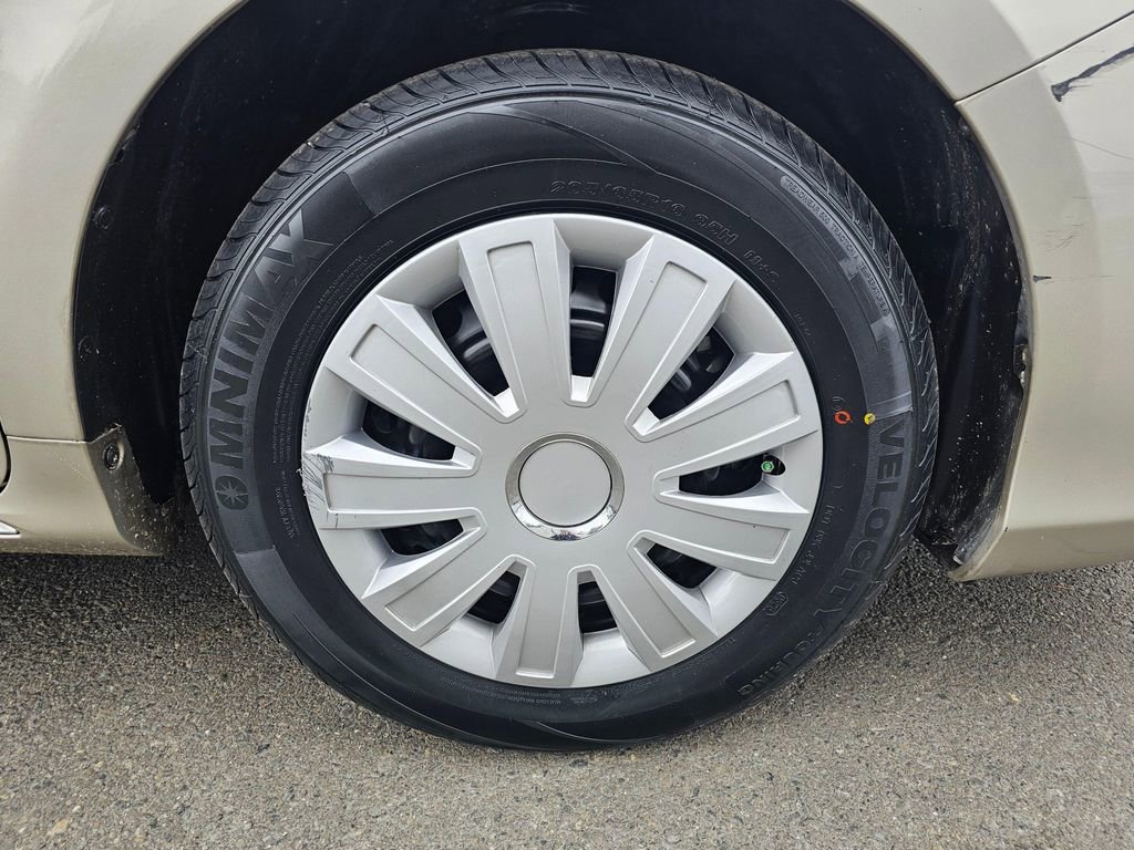Used 2014 Toyota Camry LE FWD image 9
