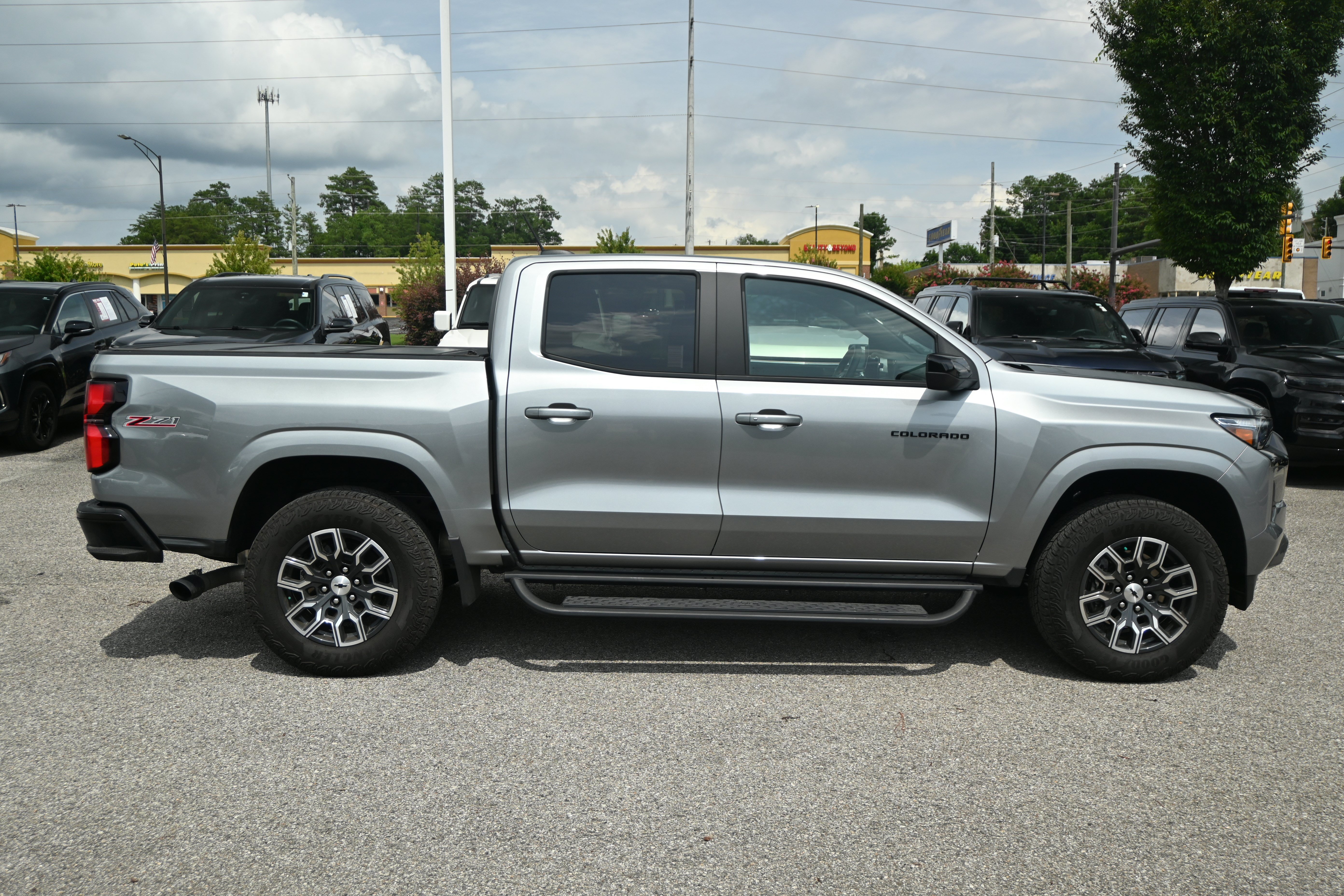 Used 2023 Chevrolet Colorado Z71 w/ Z71 Convenience Package 2 AWD/4WD image 11