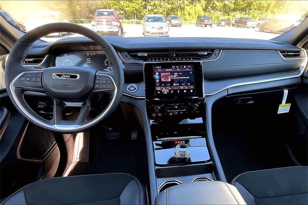 New 2025 Jeep Grand Cherokee L Altitude image 5