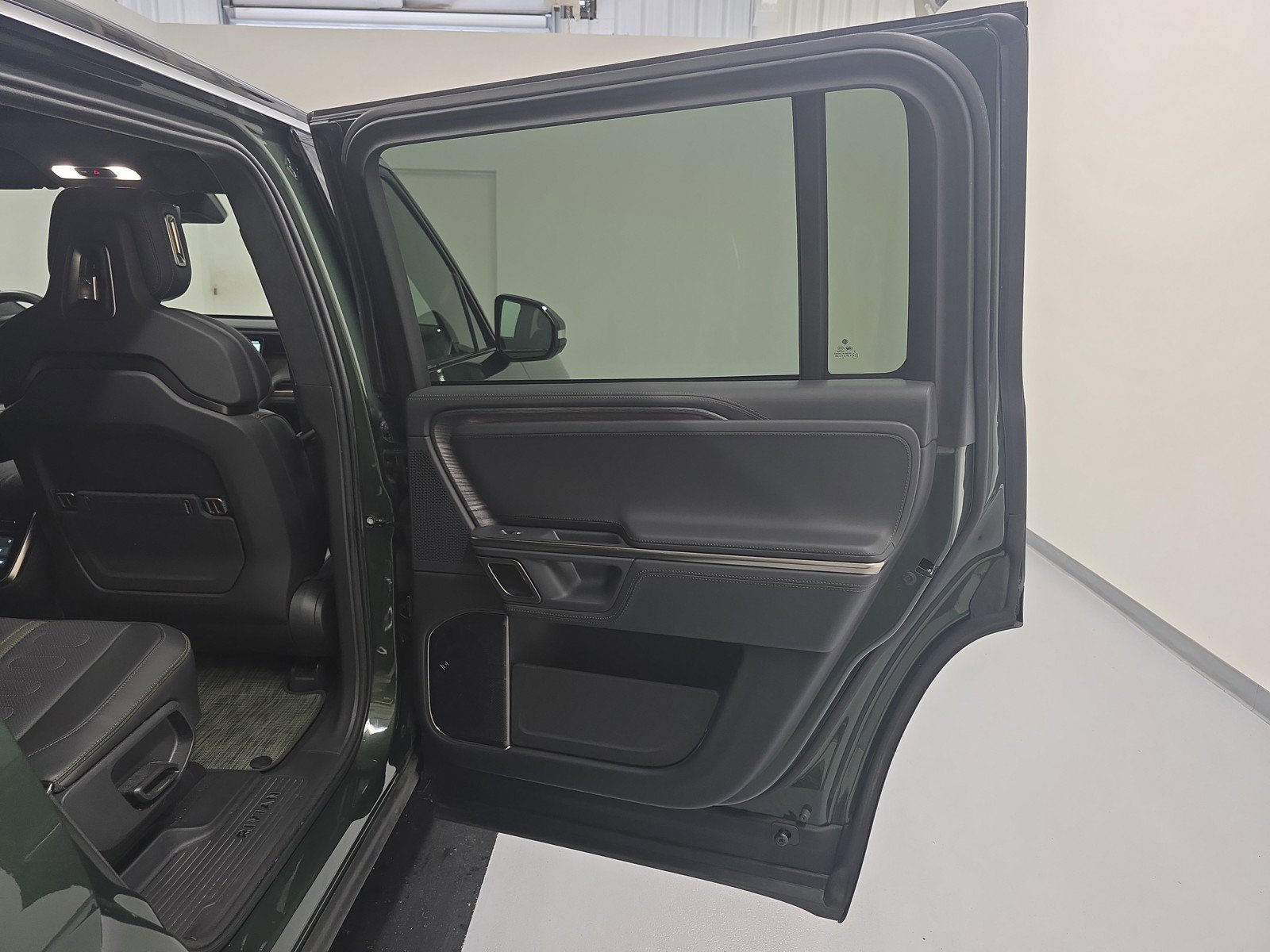 Used 2024 Rivian R1S Adventure AWD/4WD image 19