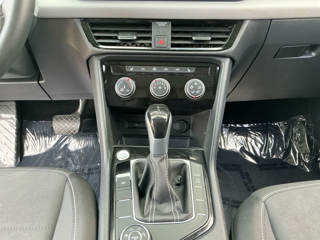 Used 2023 Volkswagen Taos SE w/ Panoramic Sunroof Package image 11