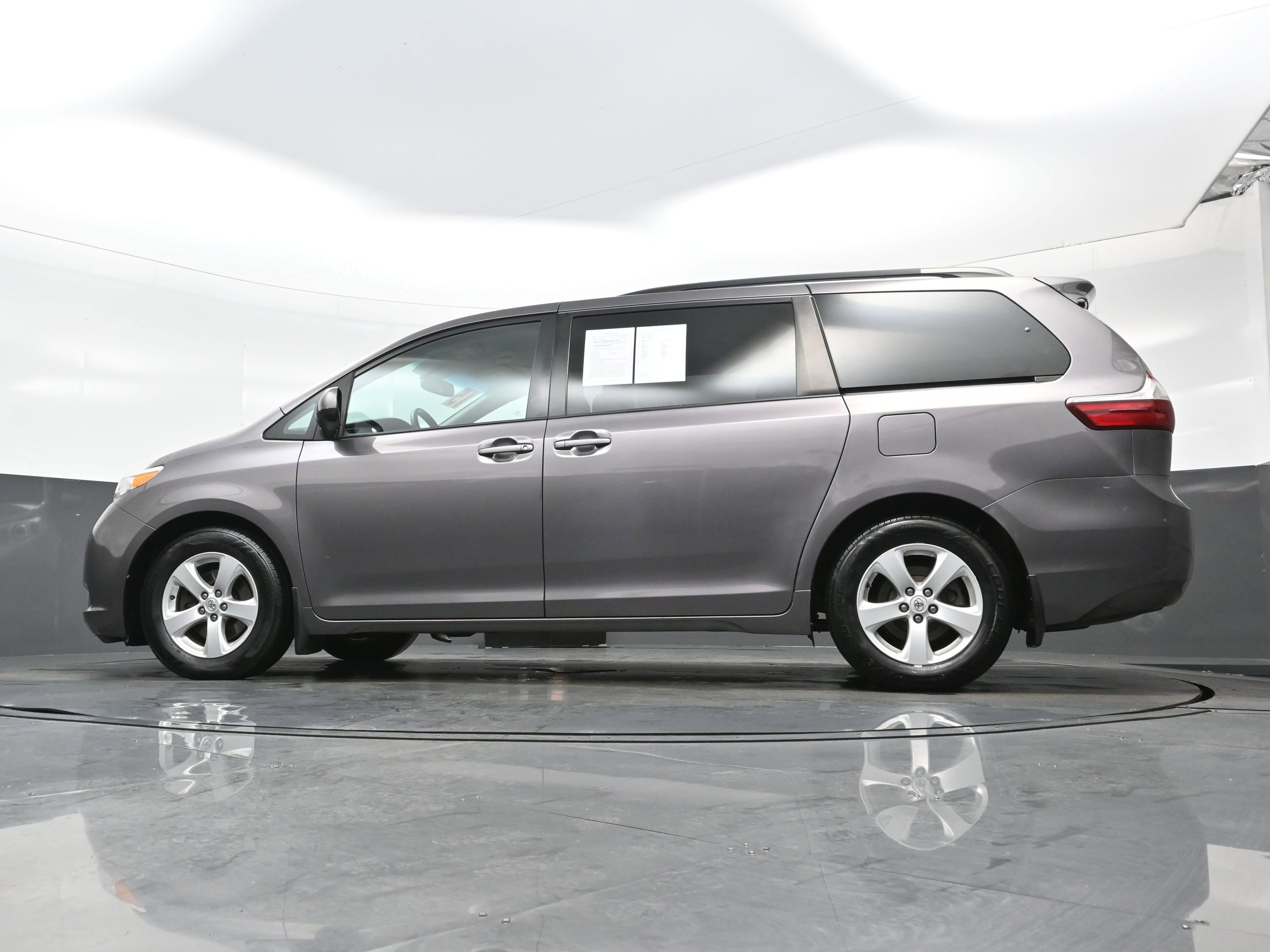 Used 2015 Toyota Sienna LE image 29