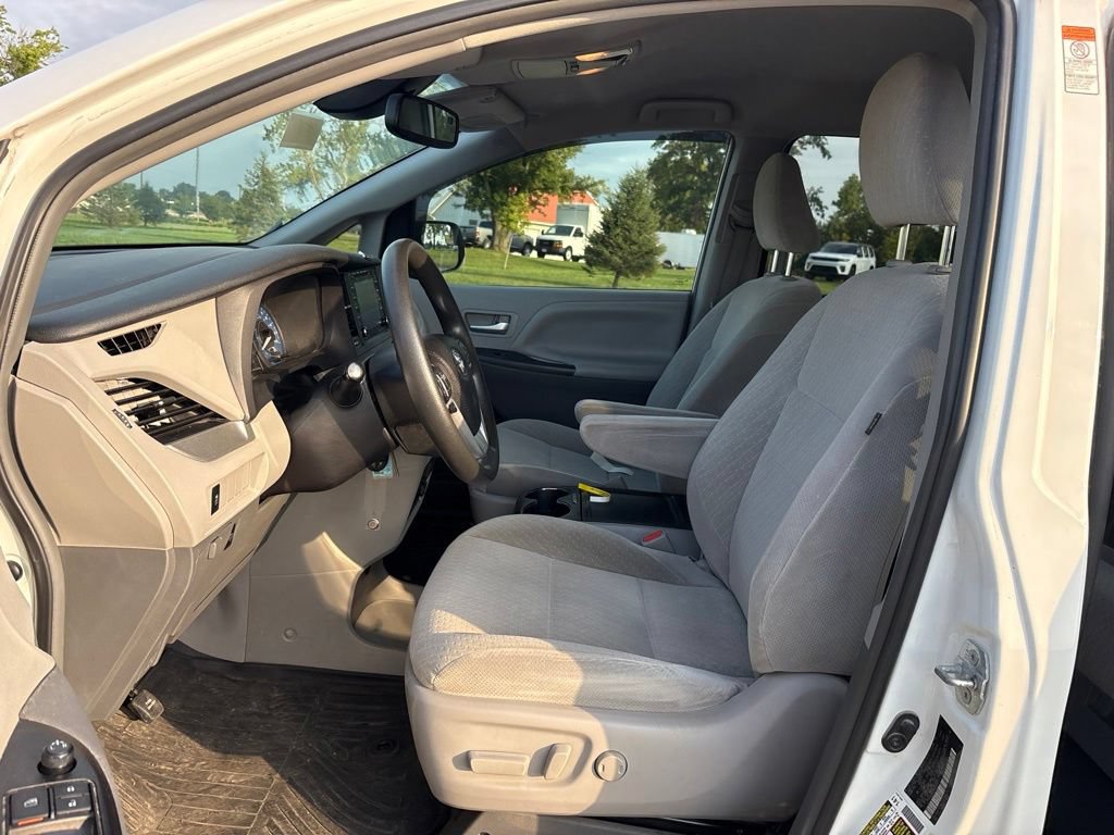 Used 2019 Toyota Sienna LE AWD/4WD image 15