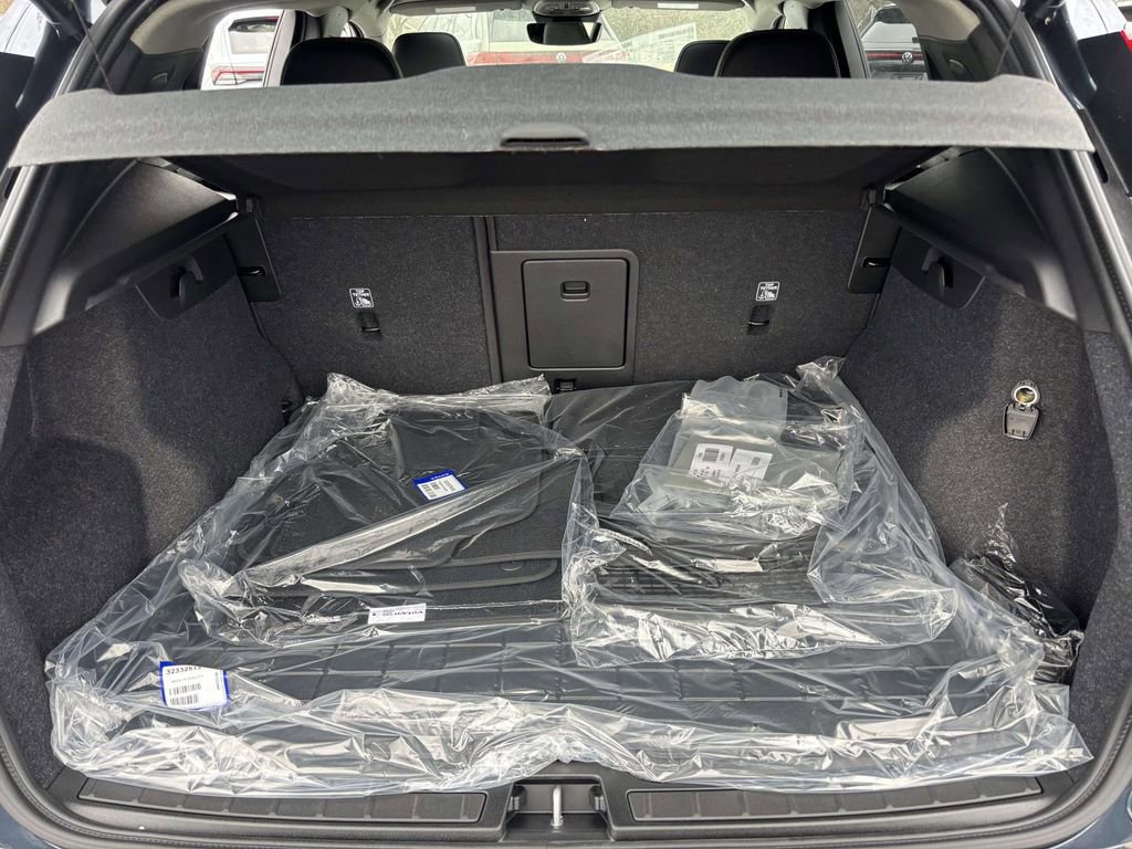 New 2026 Volvo XC40 B5 Plus w/ Protection Package Premier image 9
