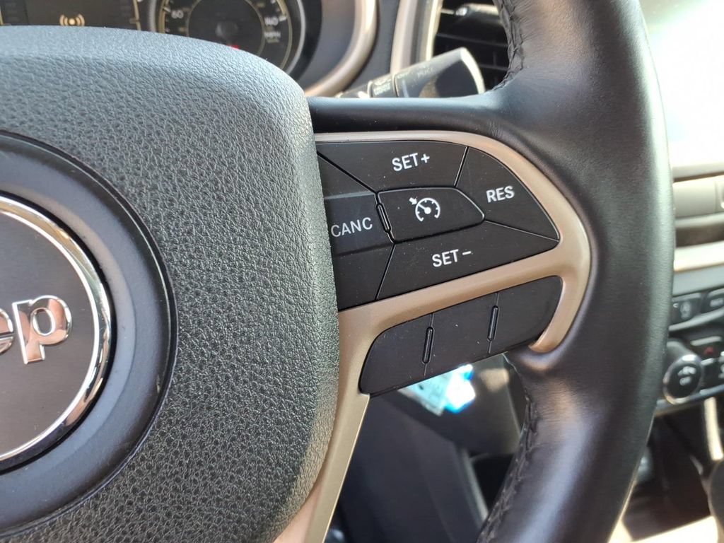Used 2017 Jeep Cherokee Latitude w/ Cold Weather Group AWD/4WD image 22