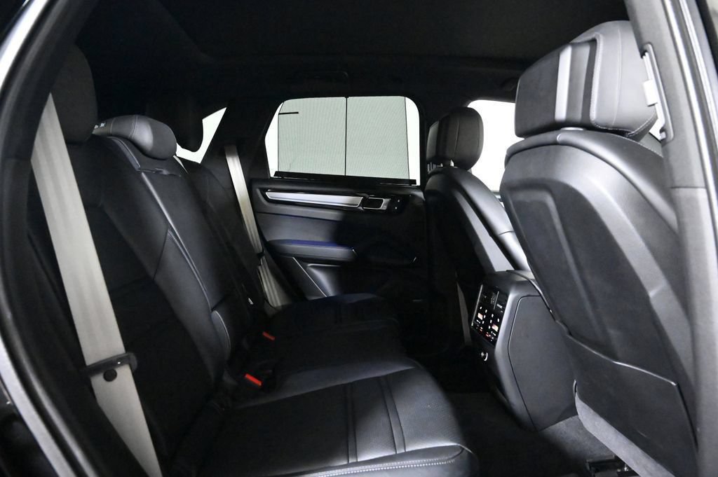 Certified 2023 Porsche Cayenne Platinum Edition AWD/4WD image 19