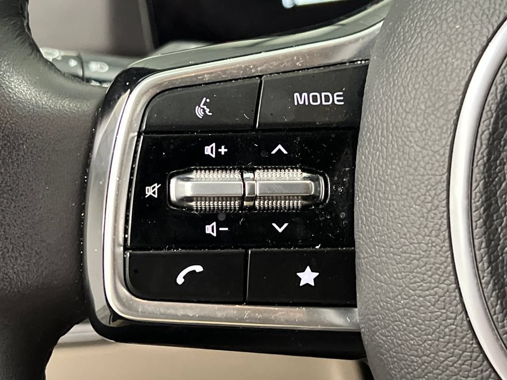 Used 2025 Kia Carnival FWD image 54