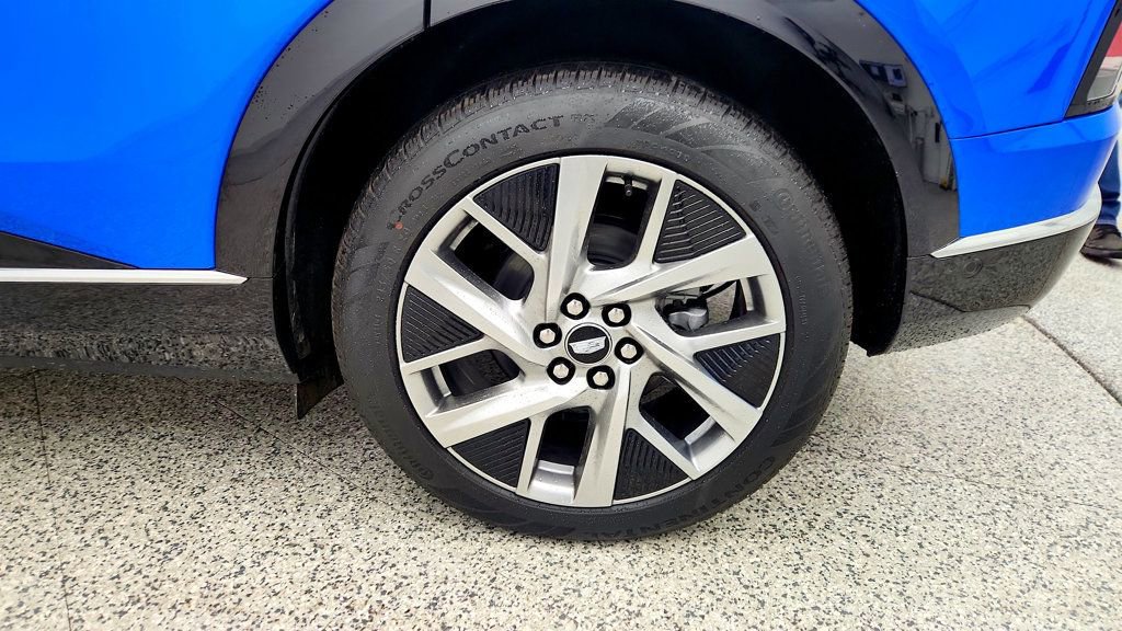 Used 2025 Cadillac Optiq Luxury 1 image 9